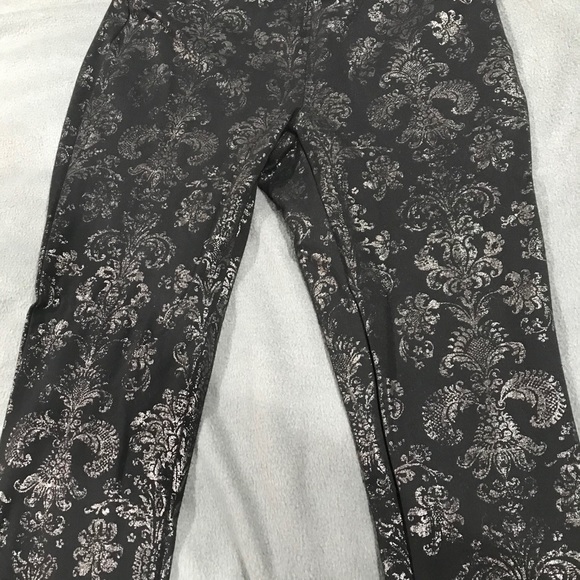 HUE Pants - Hue EUC Size M Blk silver foil flowers (22)
